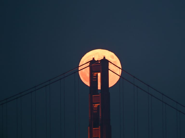 La Superluna Azul brilla sobre el Golden Gate de San Francisco (Estados Unidos)
