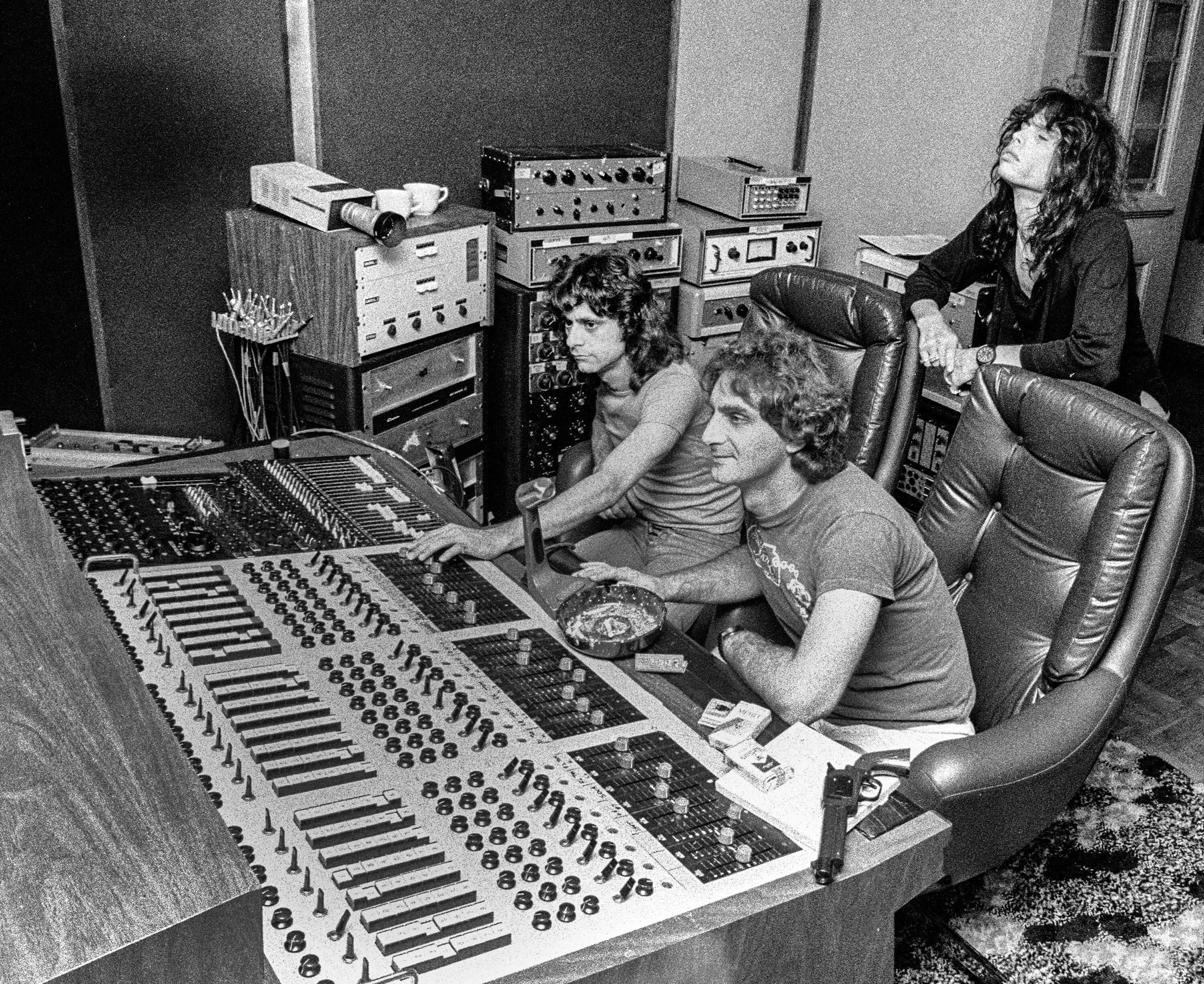 Jay Messina, Jack Douglas y Steven Tyler en el estudio de grabación en 1977.