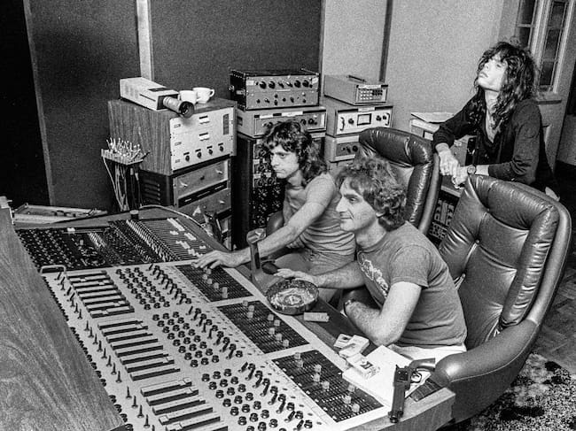 Jay Messina, Jack Douglas y Steven Tyler en el estudio de grabación en 1977.