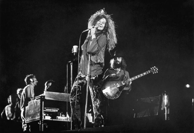 Janos Joplin cantando y bebiendo en directo en un concierto junto con su última banda, &#039;Full Tilt Boogie Band&#039;.