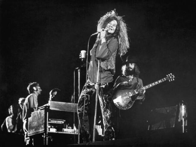 Janos Joplin cantando y bebiendo en directo en un concierto junto con su última banda, 'Full Tilt Boogie Band'.