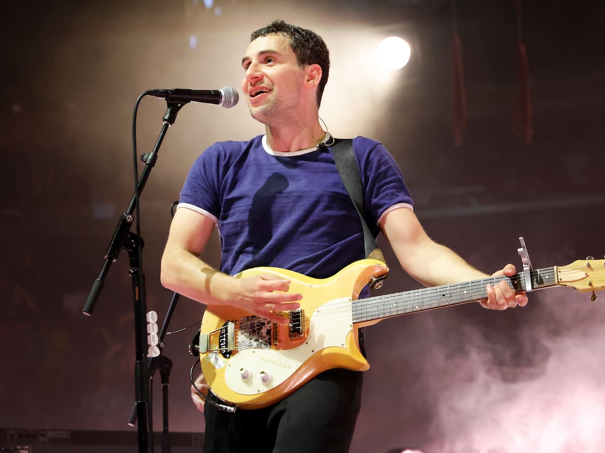 Crítica de 'everyone for ten minutes de Bleachers': el desgaste de seguir abierto al amor