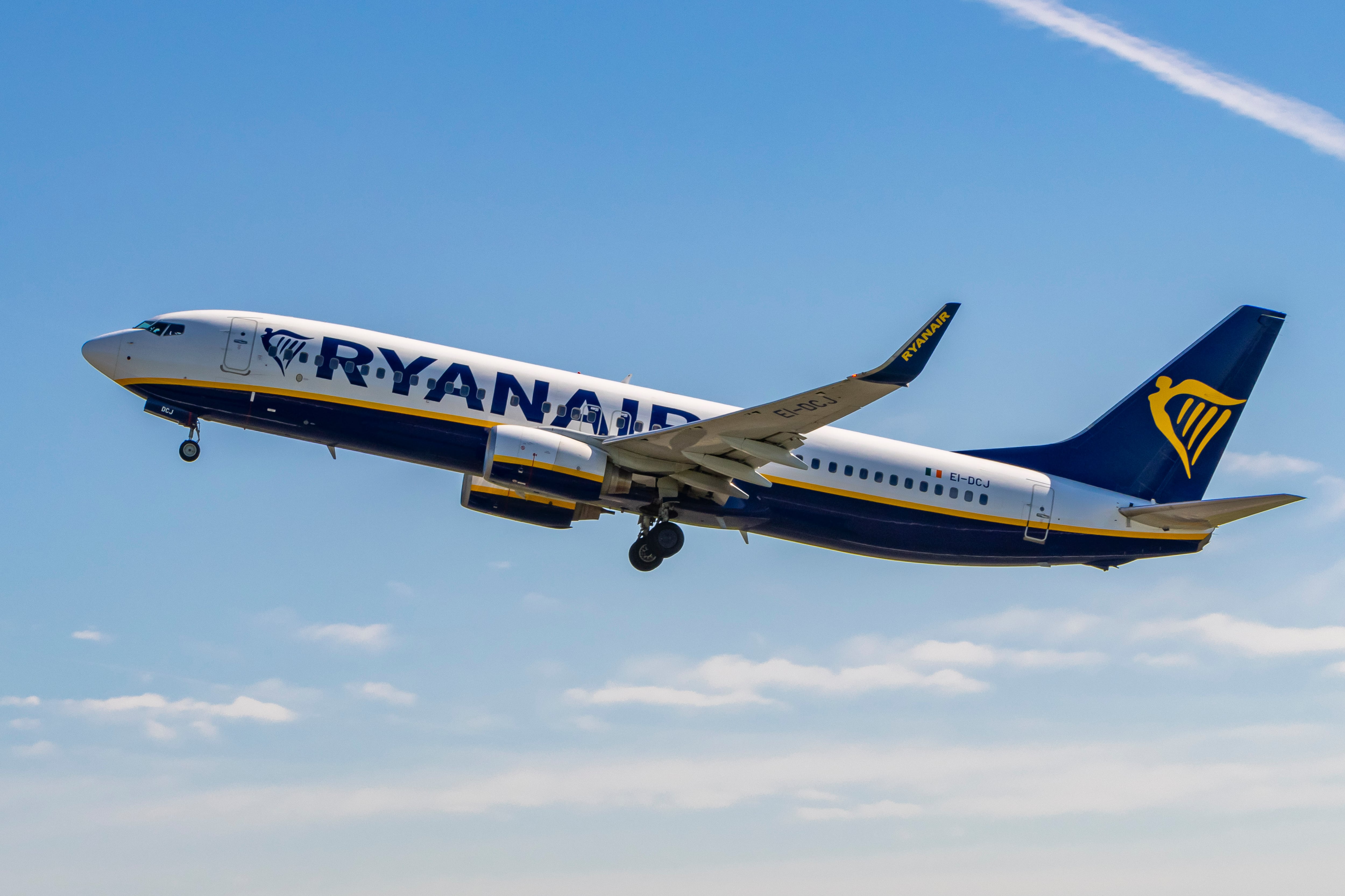 Un avión de Ryanair despegando.