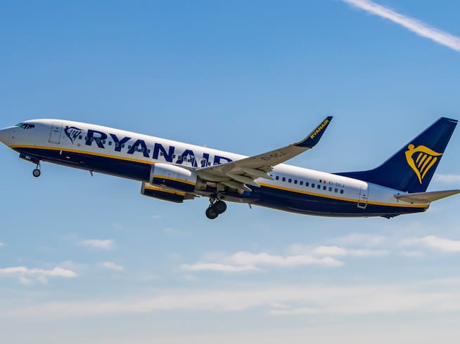 Un avión de Ryanair despegando.
