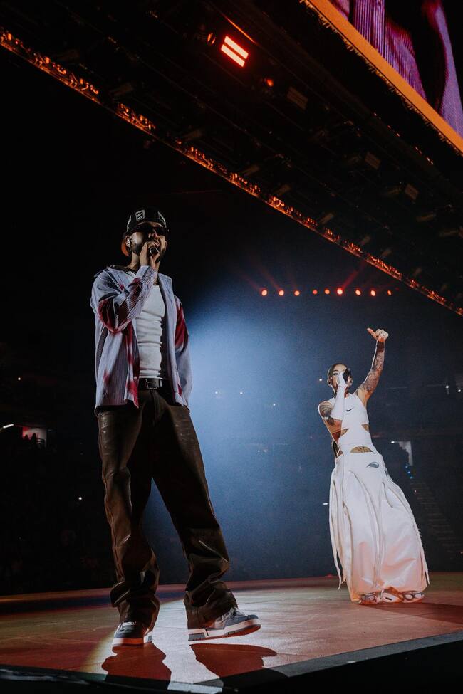 El nivel de adrenalina subió cuando Mora apareció en el escenario para cantar, junto a la puertorriqueña, 'TOA'.