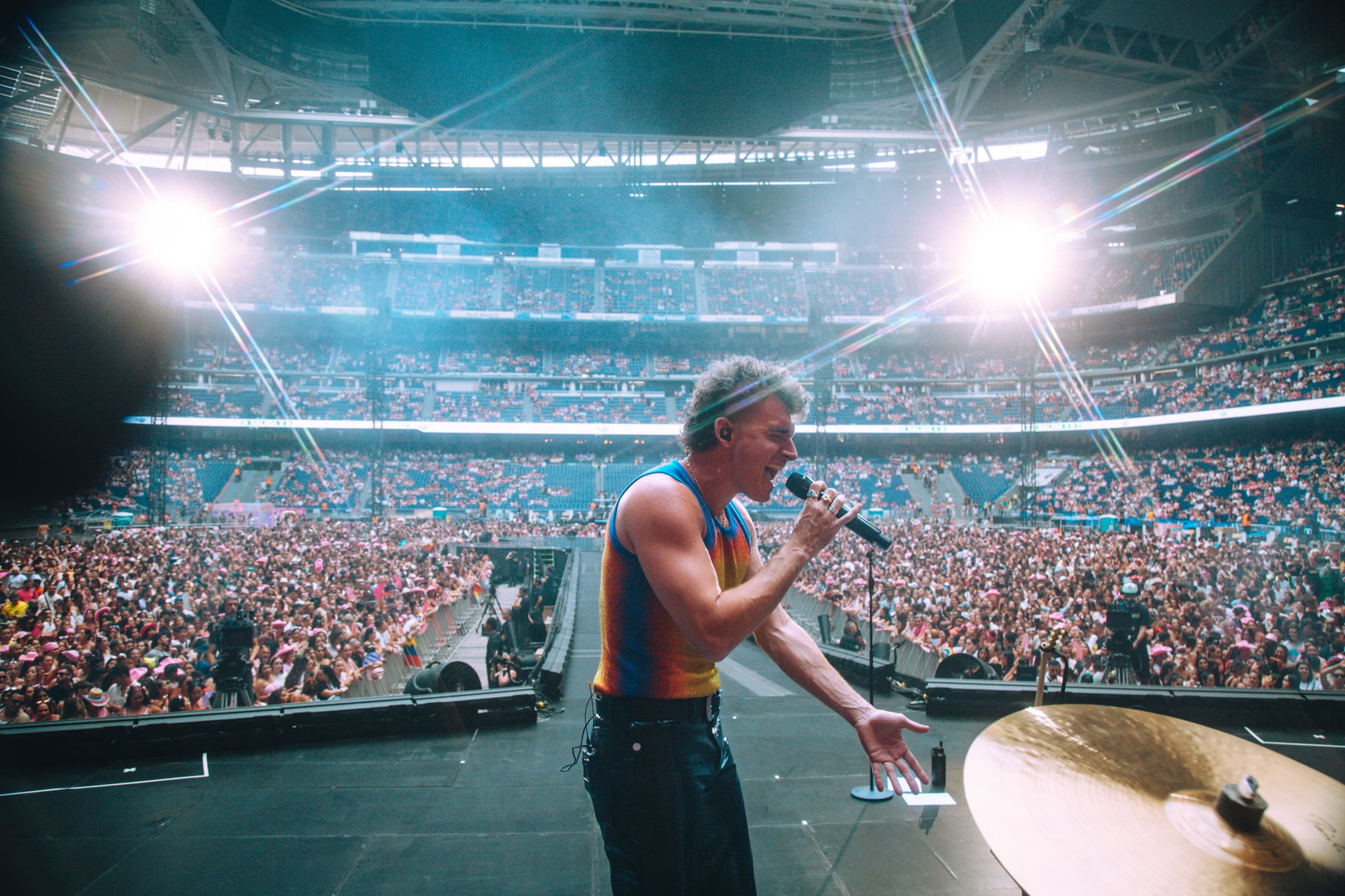 El cantante y compositor español, Borja, en el Santiago Bernabéu.