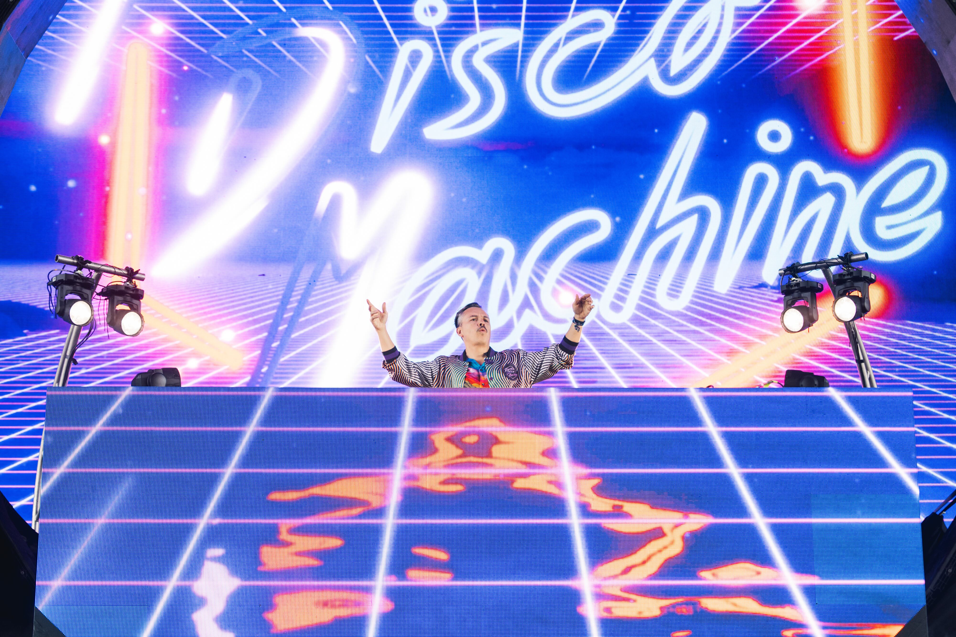 Purple Disco Machine puso a bailar a todos los que decidieron asistir a su actuación en el Coachella. Mucho color y buen rollo.