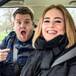 Adele la rompe cantando arriba del auto