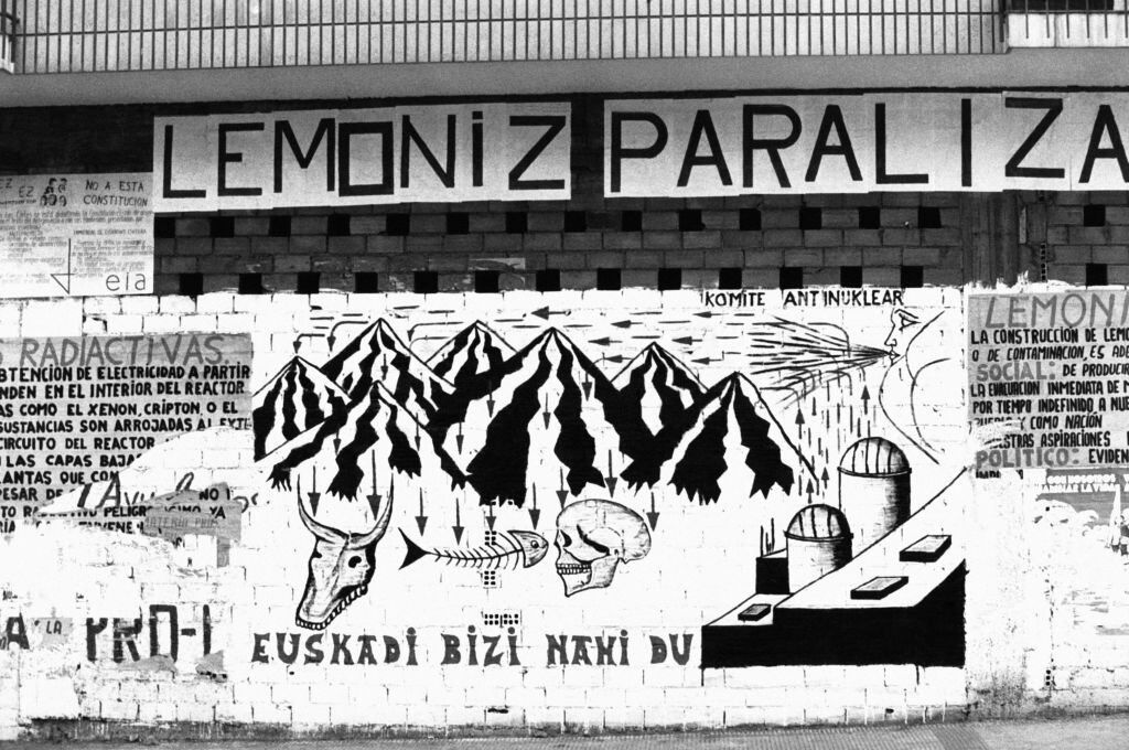 Pintadas contra la central nuclear de Lemóniz.