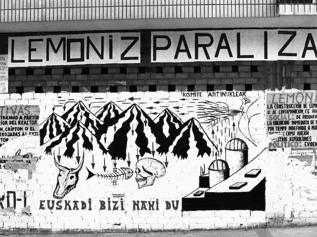 Pintadas contra la central nuclear de Lemóniz.