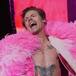 Harry Styles hace un unboxing del vinilo de su álbum ‘Harrys House’ y divide a sus fans