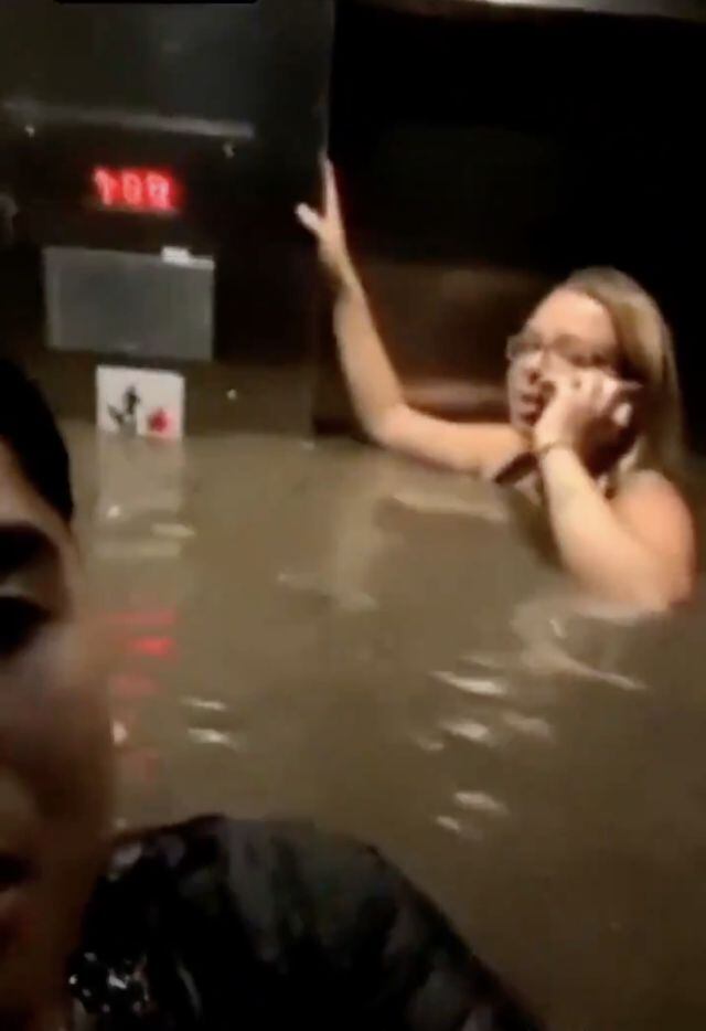 Quedaron atrapados en elevador que se inundaba, agua les llega al cuello