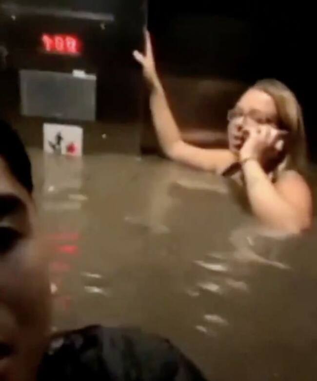 Quedaron atrapados en elevador que se inundaba, agua les llega al cuello