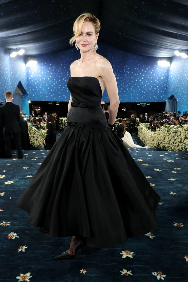 Nicole Kidman optaba por un Balenciaga en negro palabra de honor, con espalda al aire, y falda con vuelo y dos lazos ajustando la silueta.