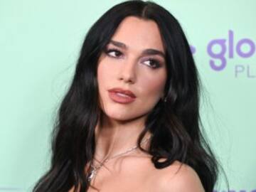 Dua Lipa demuestra que se atreve con todo y prueba a beber en porrón en su última visita a España