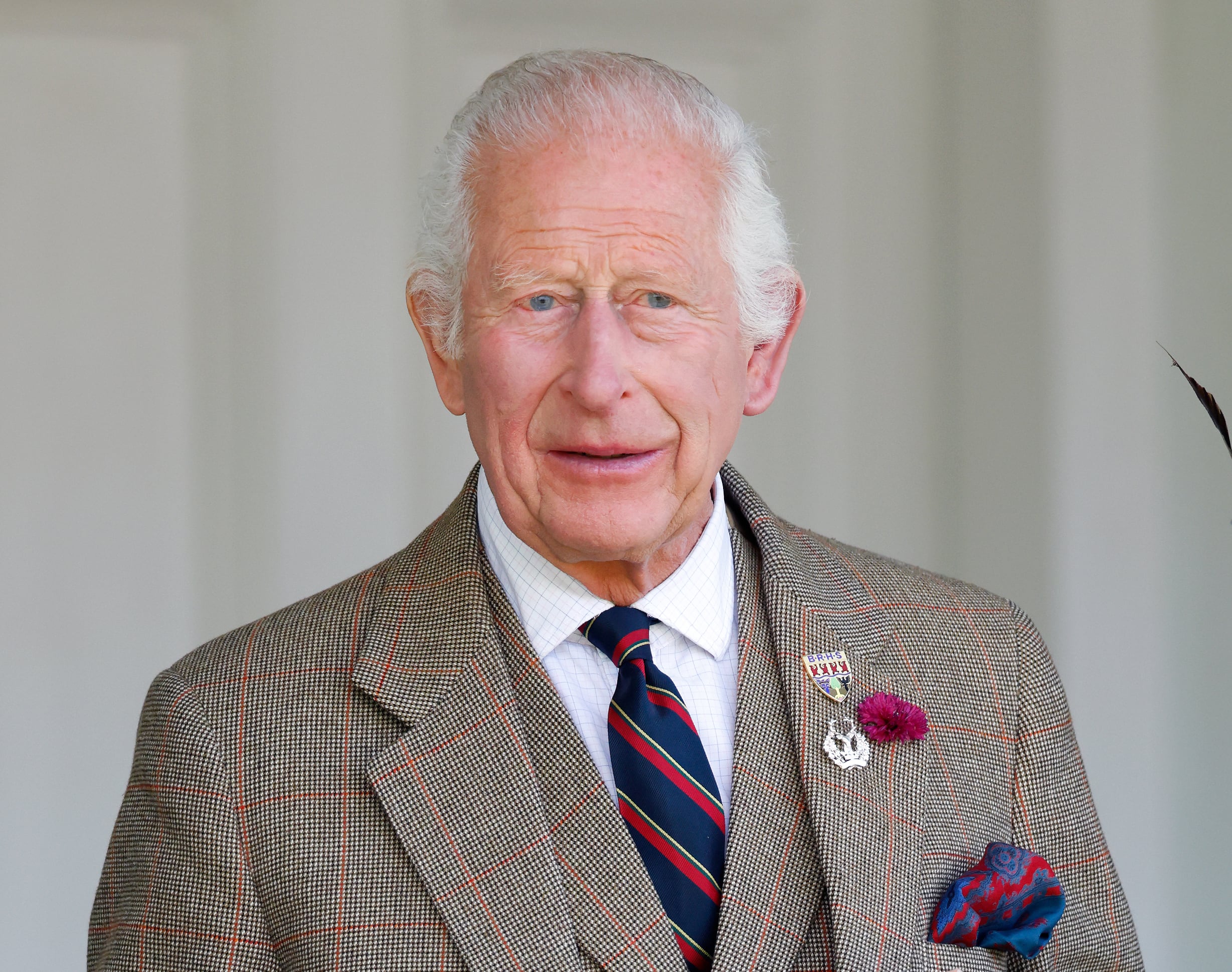 El Rey Carlos III con una chaqueta tweed. (Photo by Max Mumby/Indigo/Getty Images)