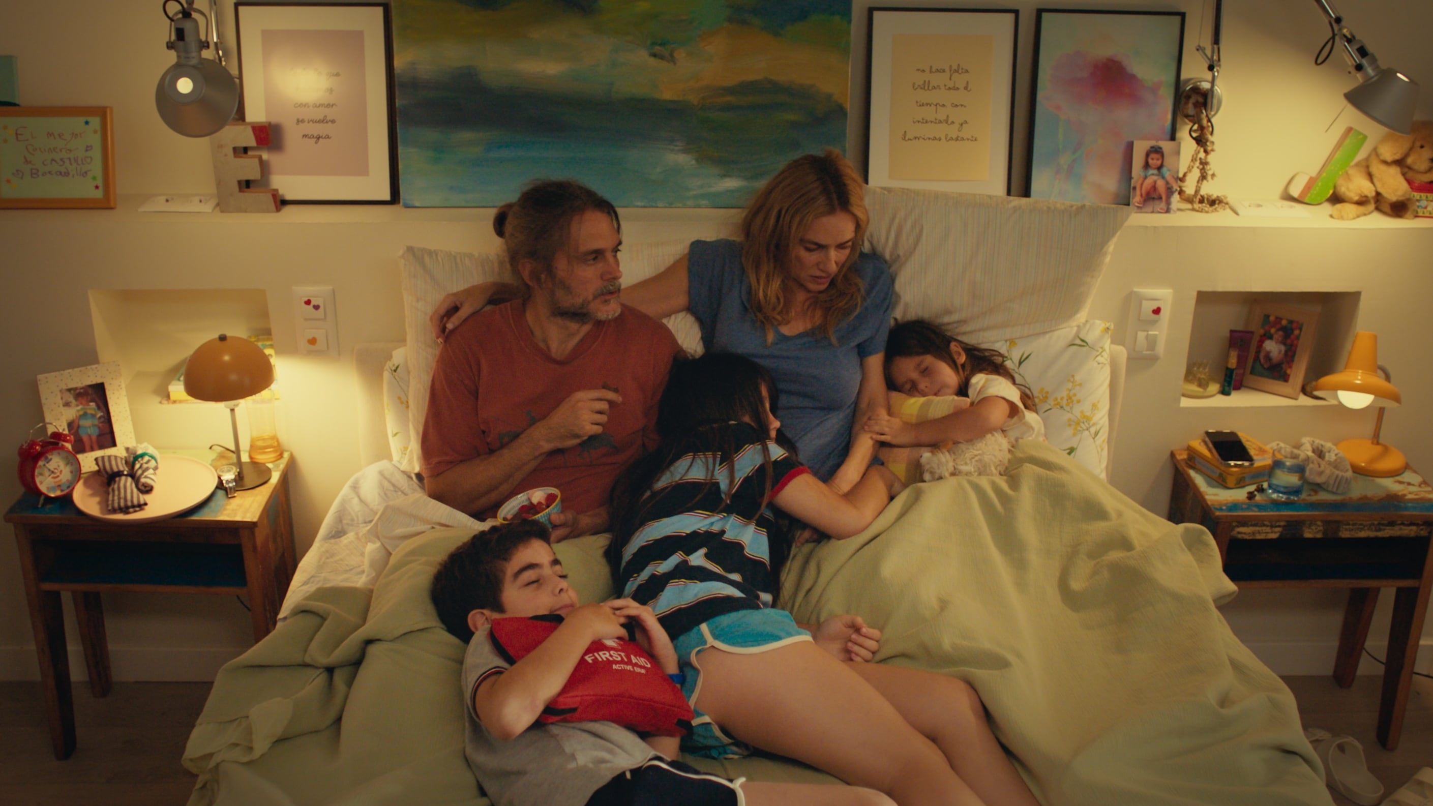 La familia de '3 de más'. / Warner España