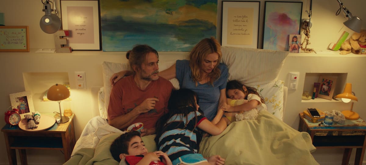 La familia de '3 de más'. / Warner España