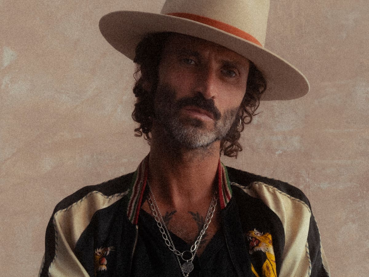 Así suena la nueva canción de Leiva a coro con su público