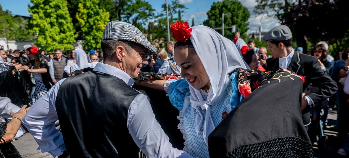 Dos chulapos bailando en San Isidro