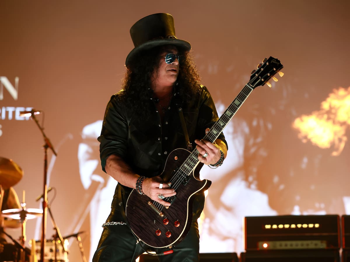 Slash está cansado del riff de 'Sweet Child O' Mine' y se compadece de los vendedores de guitarras: "Es muy molesto"
