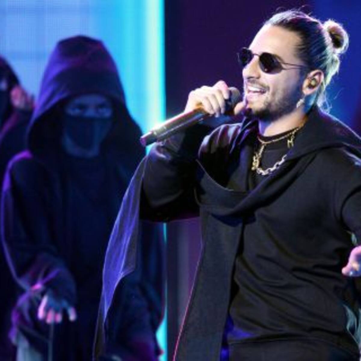 El beso de Maluma a una mujer 35 años mayor que él
