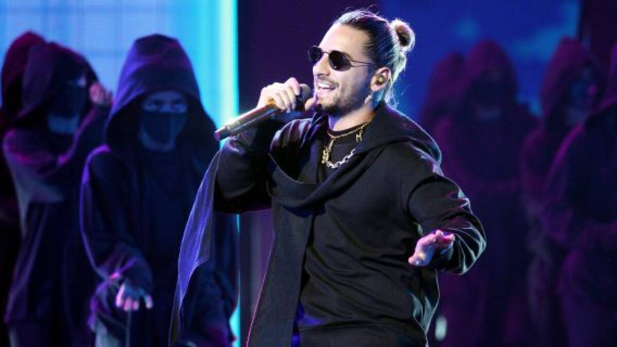 El beso de Maluma a una mujer 35 años mayor que él