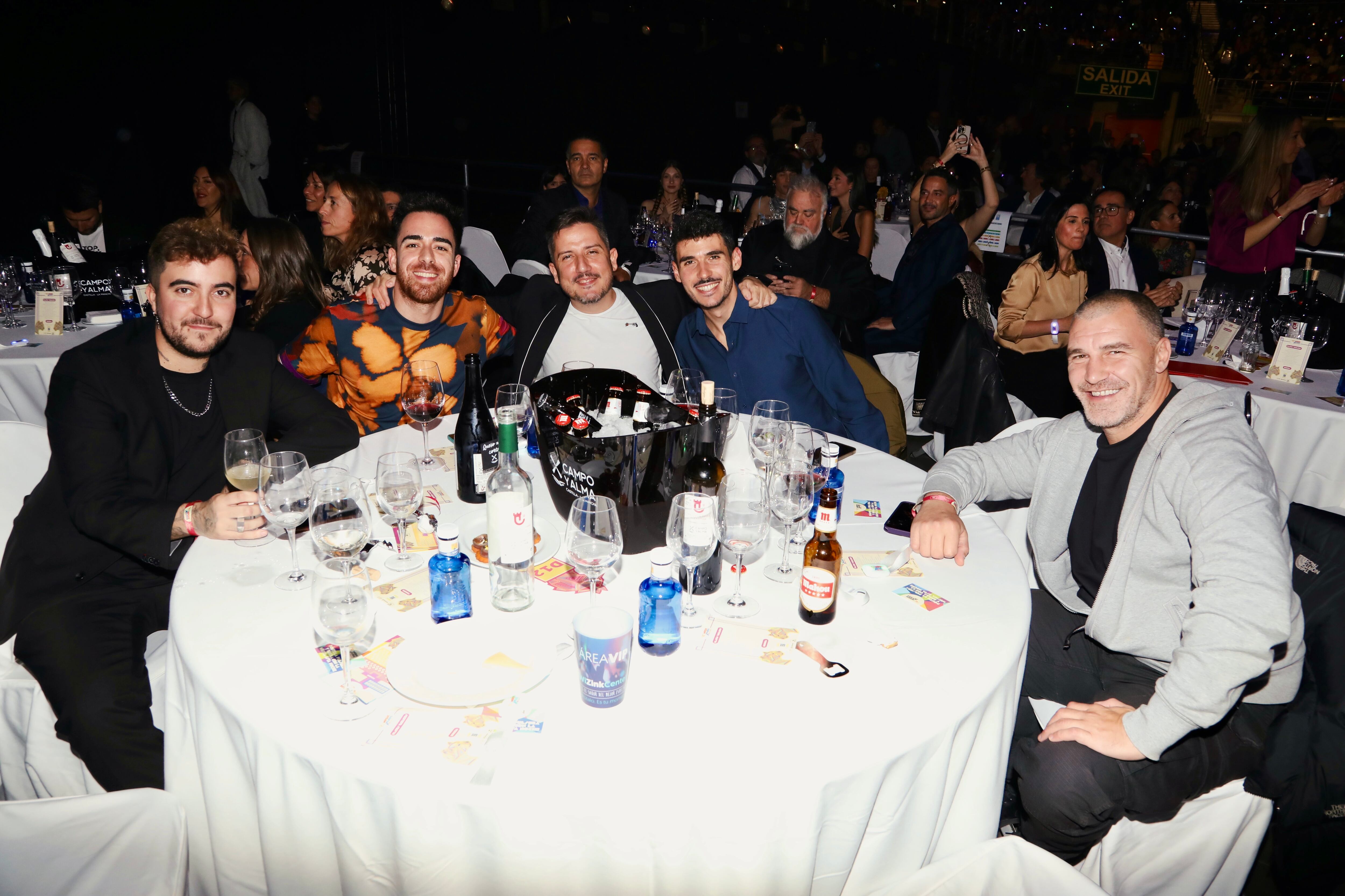 El cantante y compositor sevillano Beret y su equipo.