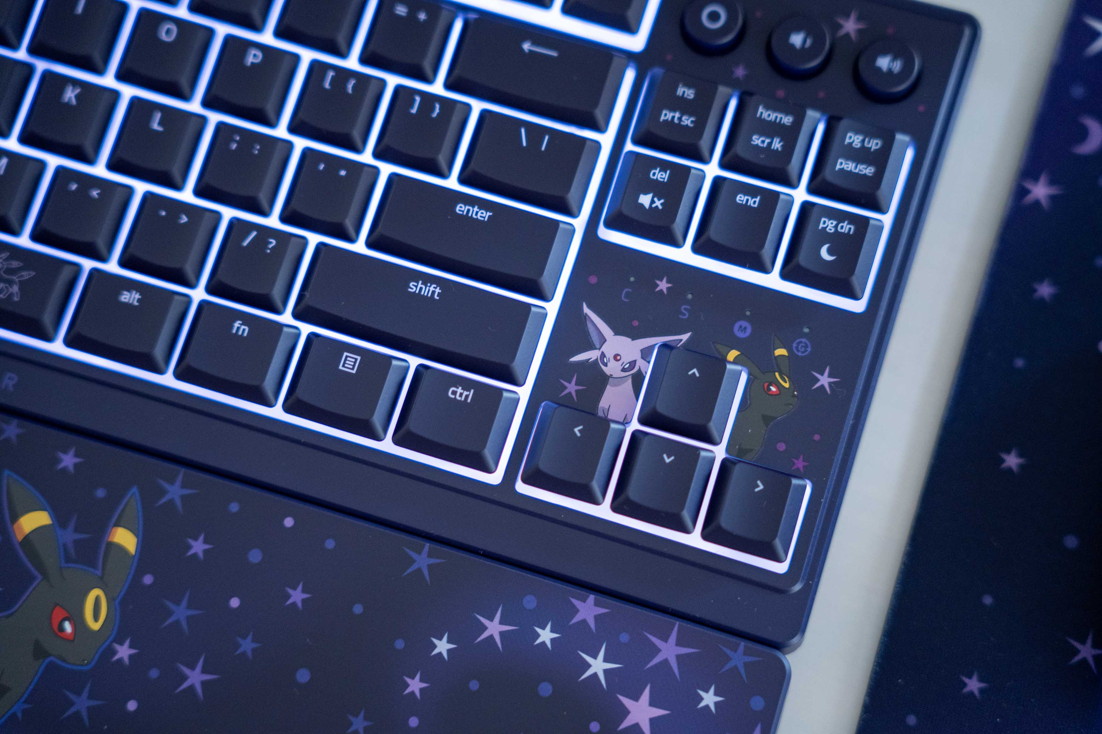 Razer x Pokémon: Espeon y Umbreon llevan la dualidad de la segunda generación al escritorio.