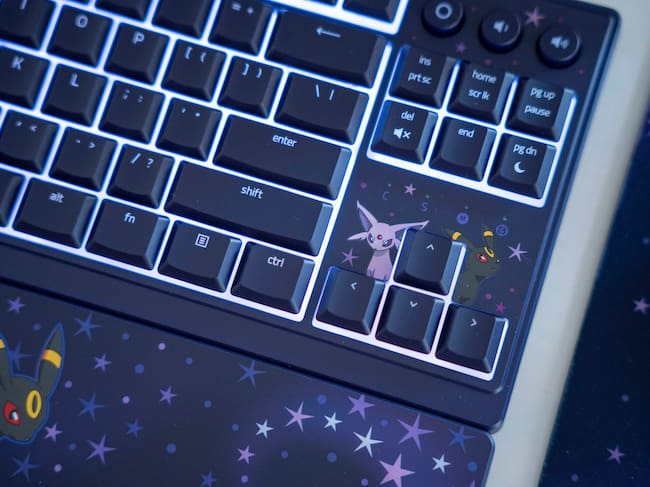 Razer x Pokémon: Espeon y Umbreon llevan la dualidad de la segunda generación al escritorio.