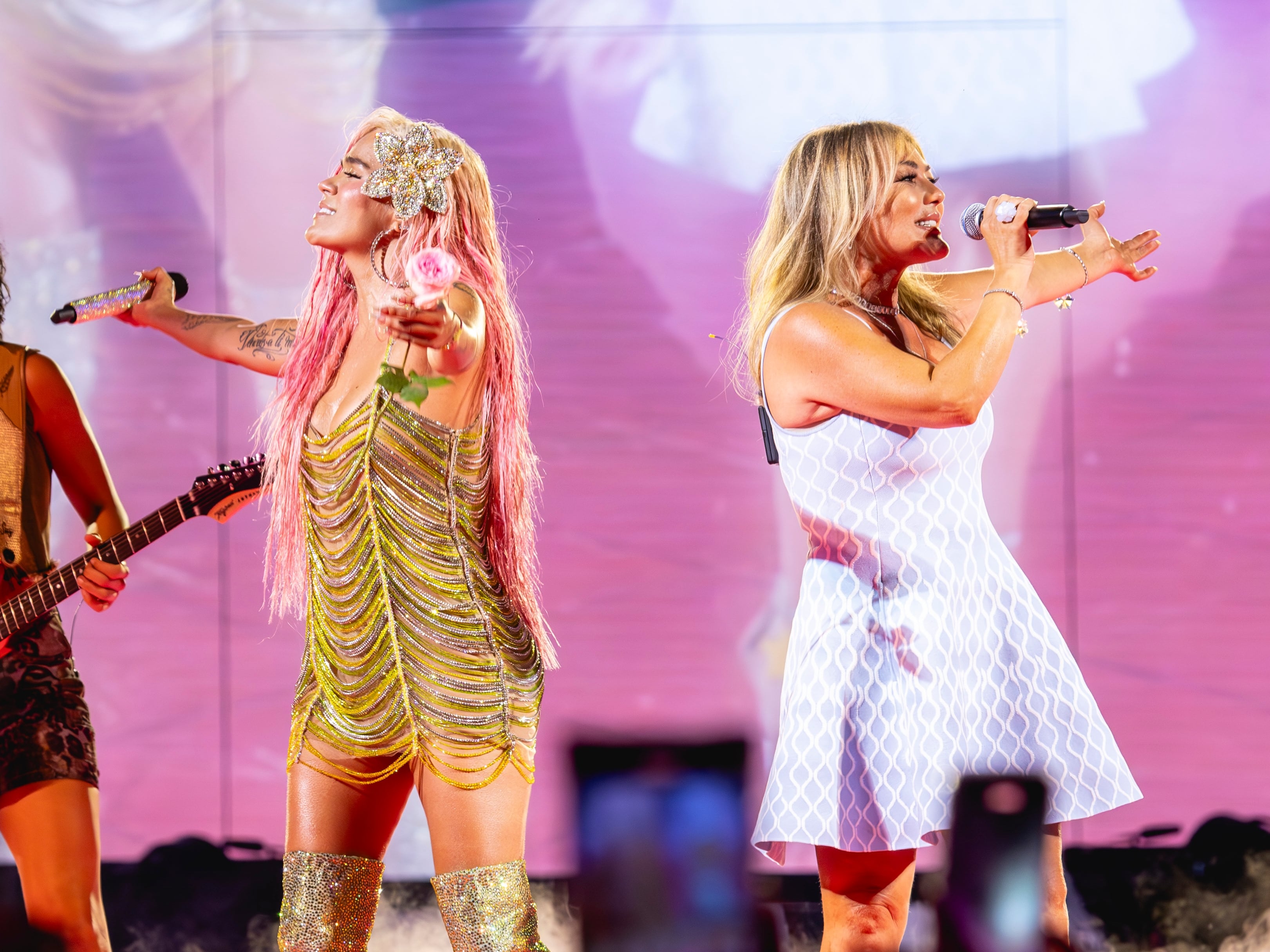 Karol G y Amaia Montero en el Santiago Bernabéu