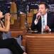 Jimmy Fallon y Ariana Grande conversan usando sólo letra de canciones