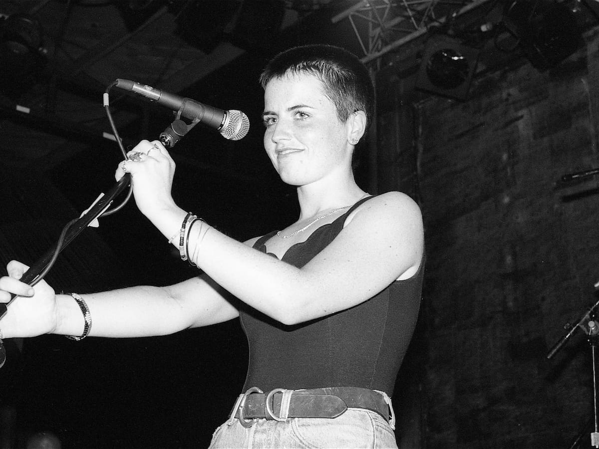 The Cranberries: ‘Linger’, la oda de Dolores O’Riordan a su primer beso verdadero, cuando “poner las lenguas dentro de las bocas” dejó de ser “asqueroso”