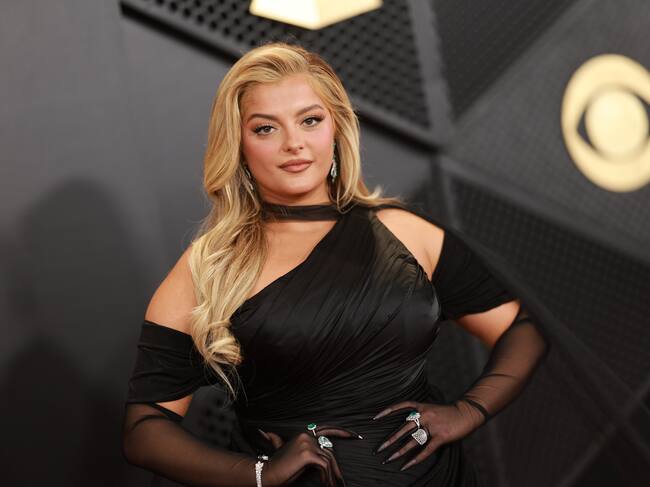 Otra apuesta al negro clásico fue el de Bebe Rexha que jugó con un escote asimétrico y con mangas transparentes.