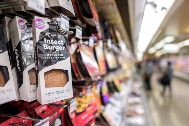 Hamburguesas de insectos en un supermercado extranjero