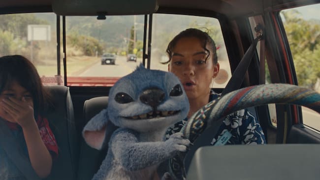 Maia Kealoha como Lilo, Stitch y Sydney Agudong como Nani en 'Lilo y Stitch'. /Disney. © 2025 Disney Enterprises Inc.