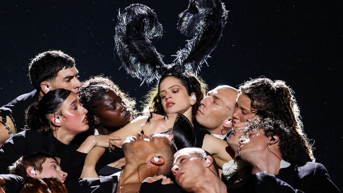 De gira y al piano: la directora del Lux Tour deja sin palabras al aeropuerto de Barcelona con un tema de Rosalía