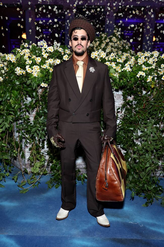 Bad Bunny, que se ha convertido en un imprescindible, vistió un traje negro personalizado de Prada. Destacó su sombrero tejido, que parecía ser una referencia a la pava, un sombrero de paja asociado con el jíbaro puertorriqueño. Siempre barriendo para casa.