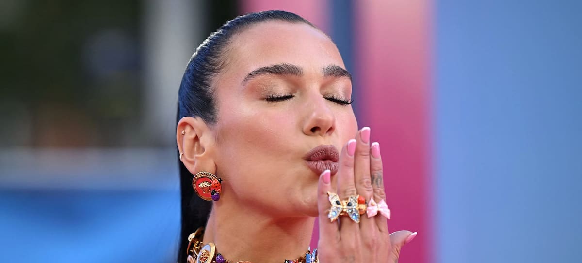 Dua Lipa lanzando un beso en la premiere de "Barbie" en Londres, el 12 de julio de 2023. (Photo by JUSTIN TALLIS / AFP) (Photo by JUSTIN TALLIS/AFP via Getty Images)