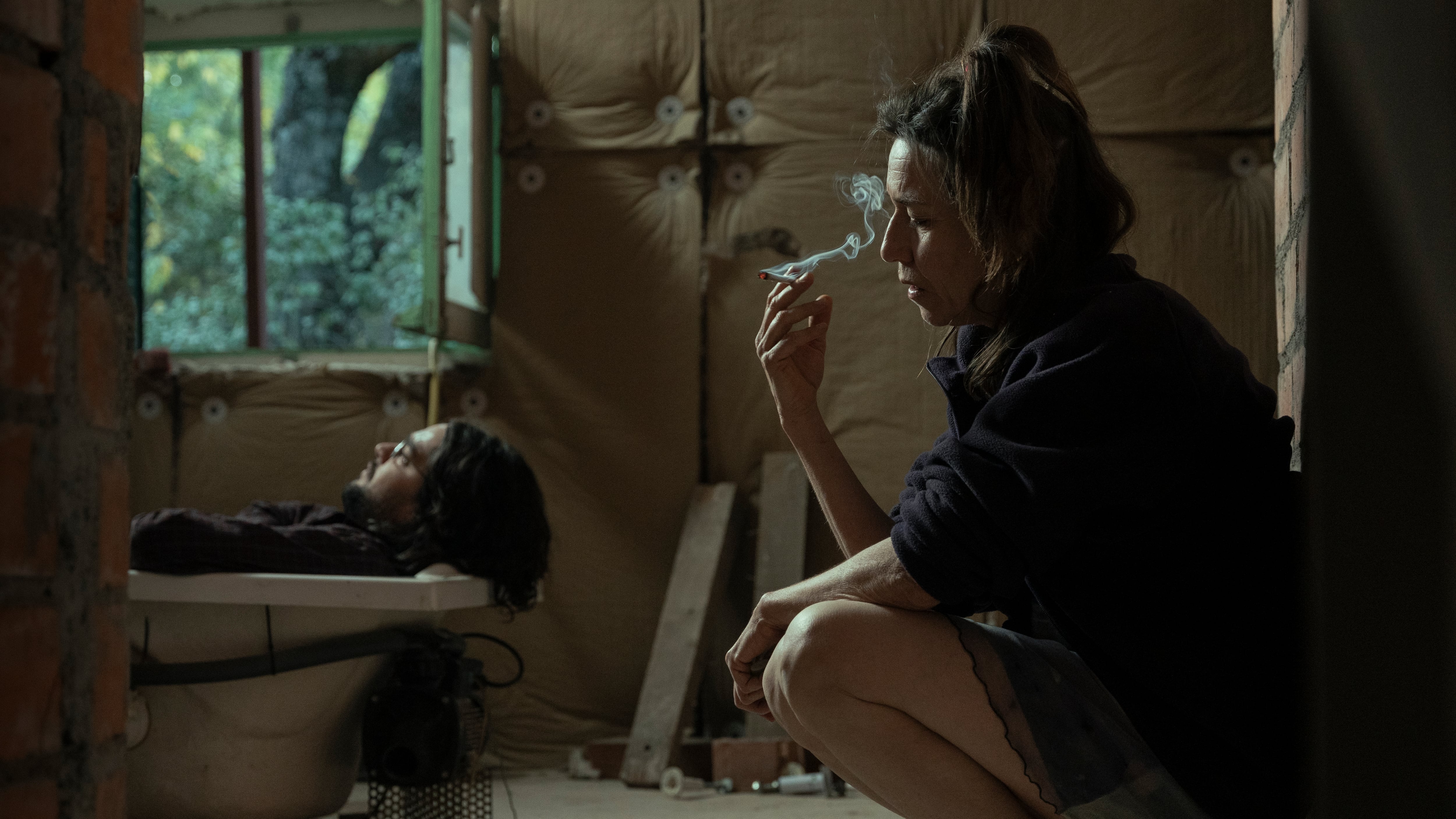 Lola Dueñas y Carlos González en 'La Bola Negra'. / SUMA Content | Carla Oset