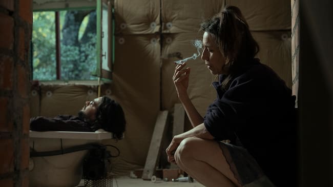 Lola Dueñas y Carlos González en 'La Bola Negra'. / SUMA Content | Carla Oset