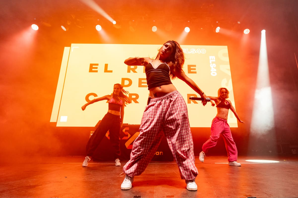 Las coreografías no faltaron en el escenario, y una de las culpables fue Lau Gibert con su fusión urbana, popera y electrónica.
