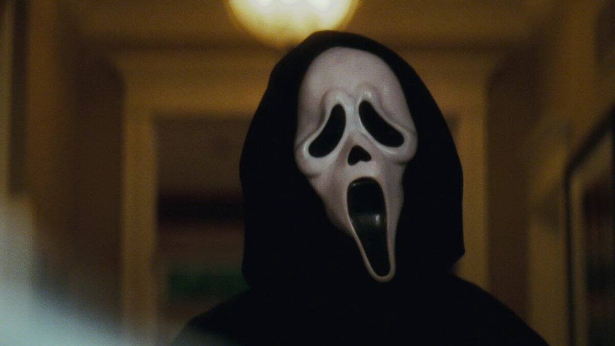 Scream  es una película protagonizada por Neve Campbell, Courtney Cox y David Arquette. Estrenada en los estados unidos el 20 de diciembre de 1996, Scream sigue al personaje Sidney Prescott (Campbell), una estudiante del pueblo ficticio Woodsboro, quien se convierte en el blanco de un misterioso asesino conocido como Ghostface.