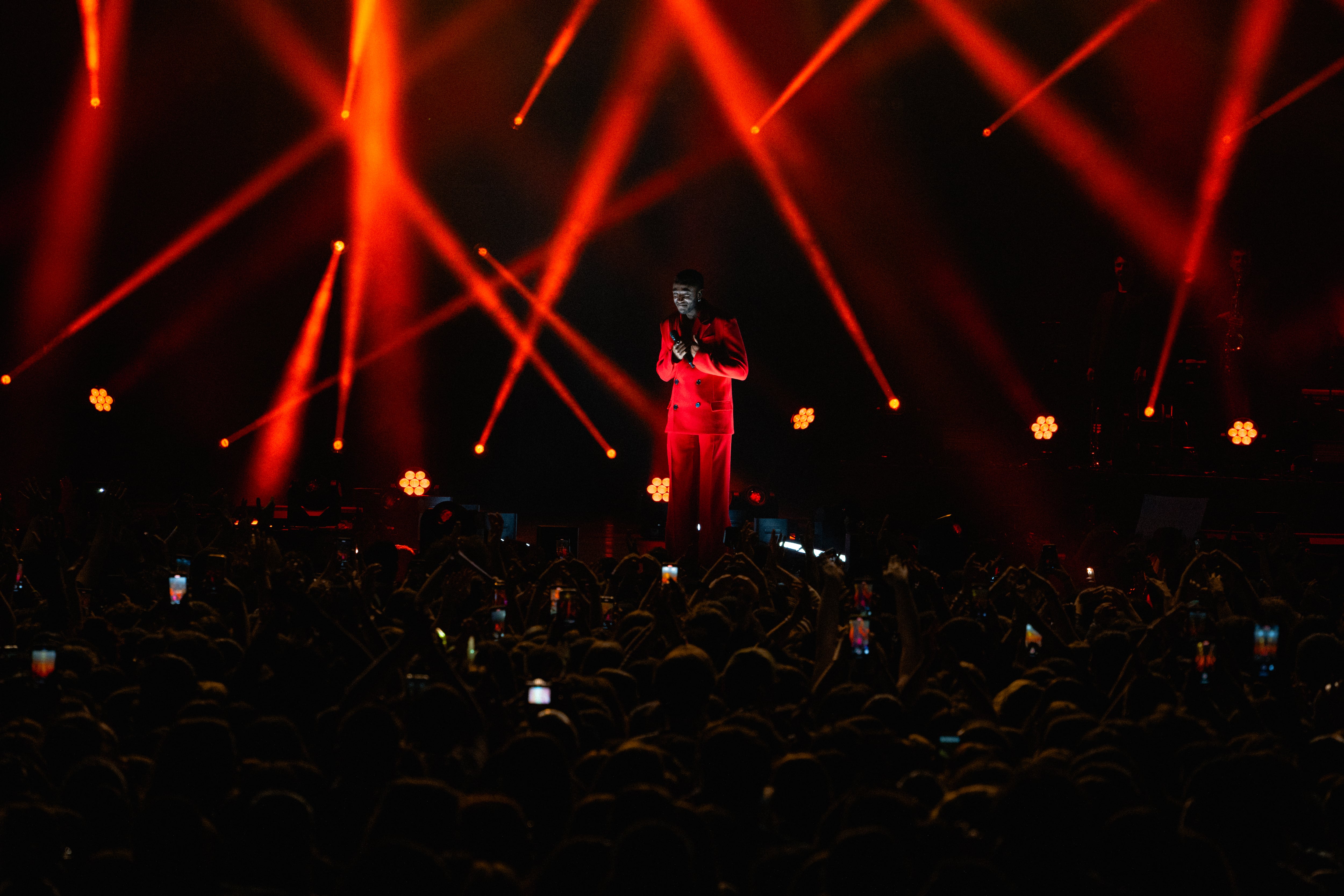 &#039;La canción más hermosa&#039; abrió los solos de la noche con Omar, que también fue el encargado de presentar al público el concierto.