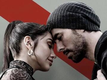 Enrique Iglesias y María Becerra lo apuestan todo a la bachata en 'Así es la vida'