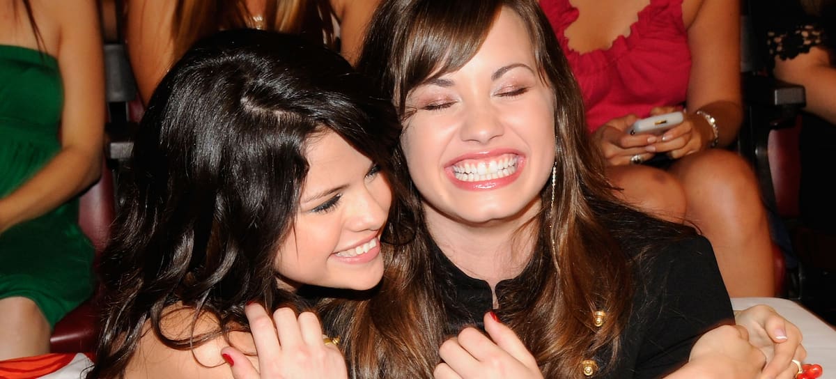 Selena Gomez y Demi Lovato durante los Teen Choice Awards 2008 en el Gibson Amphitheater el 3 de agosto de 2008 en Los Ángeles, California.