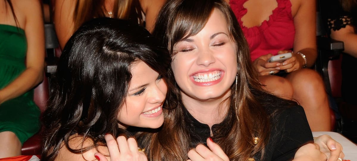 Selena Gomez y Demi Lovato durante los Teen Choice Awards 2008 en el Gibson Amphitheater el 3 de agosto de 2008 en Los Ángeles, California.