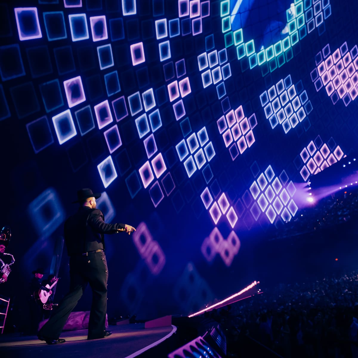 Crónica: Carín León se vuelve histórico en Las Vegas transformando su espectáculo en una experiencia que va mucho más allá de la música