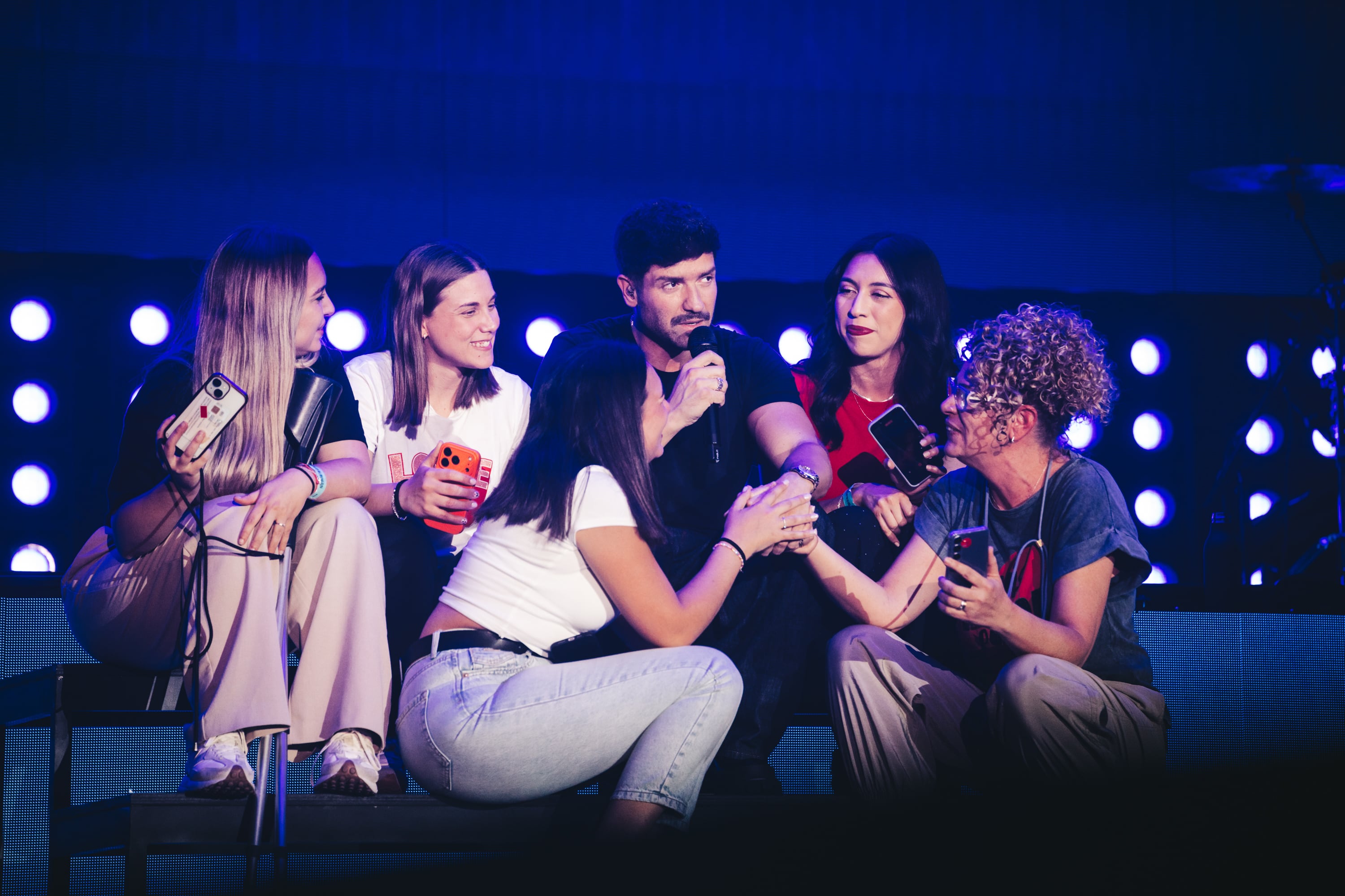 Pablo Alborán con algunas fans en el escenario en su concierto en el Palau Sant Jordi de Barcelona - GTS Talent