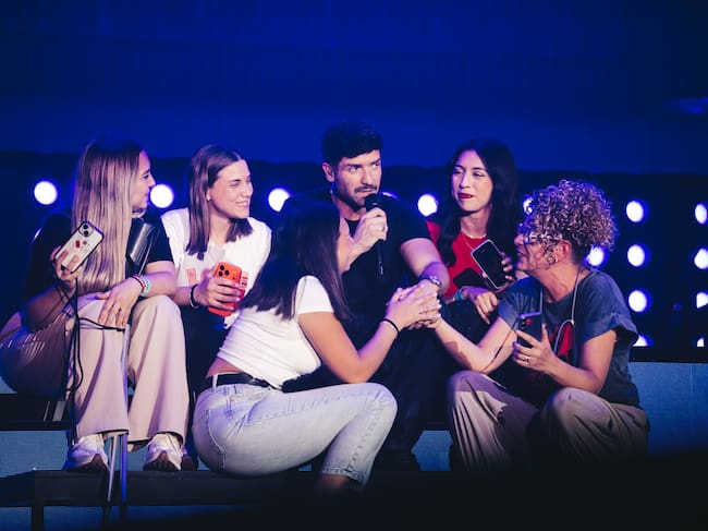 Pablo Alborán con algunas fans en el escenario en su concierto en el Palau Sant Jordi de Barcelona - GTS Talent